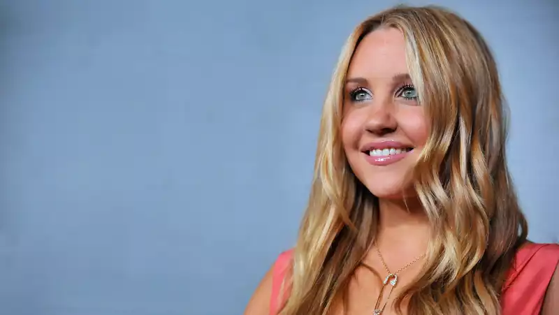 Amanda Bynes shows off her heart tattoo on her cheek.