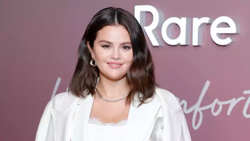 Selena Gomez finds comfort in her dark hair again.