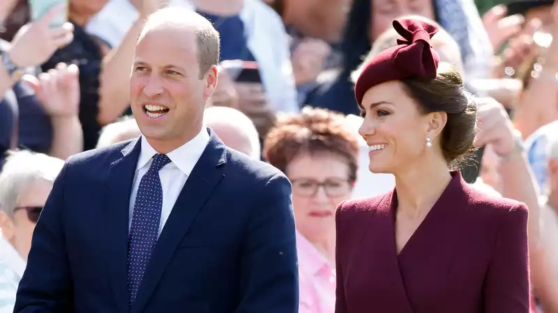 Prince William, who gave his wife "terrible" gifts in the past, makes amends by giving Princess Kate £121,000 in jewelry.