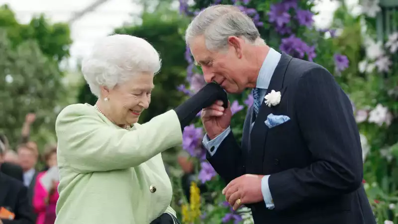 New book details the moment Prince Charles learned of the death of his mother, Queen Elizabeth