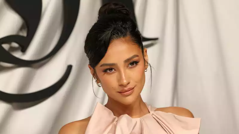 Shay Mitchell brings jellyfish haircut to 2024